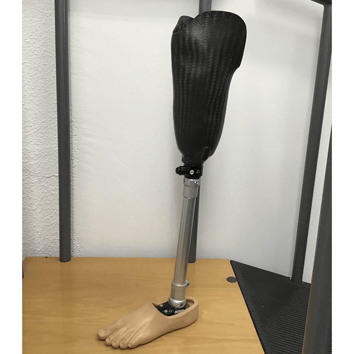 Prótesis tibial con encaje de fibra de carbono